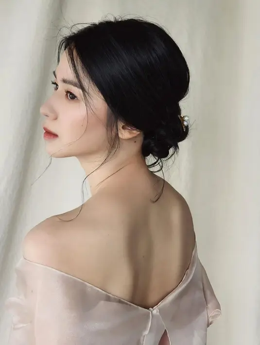 Laura Basuki tampil menawan dalam Korean look. Rambut yang ditata bergaya eonnie Korea, dan makeup bernuansa merah muda yang lembut terlihat pas sempurna padanya. [Foto: Instagram/laurabas]