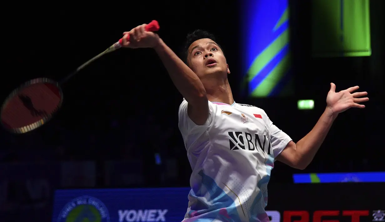 Pebulu tangkis tunggal putra Indonesia, Anthony Sinisuka Ginting berusaha mengembalikan bola saat menghadapi sesama wakil Indonesia, Jonatan Christie pada laga final tunggal putra kejuaraan bulu tangkis All England 2024 di Utilita Arena, Birmingham, Inggris (17/3/2024) malam WIB. Anthony Ginting kalah dua gim langsung (15-21, 14-21). (AP Photo/Rui Vieira)