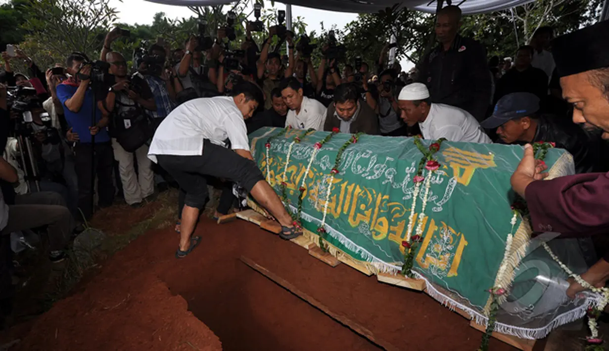 Puluhan awak media mengabadikan pemakaman Bob Sadino di TPU Jeruk Purut, Jakarta, Selasa (20/1/2015). (Liputan6.com/Miftahul Hayat)