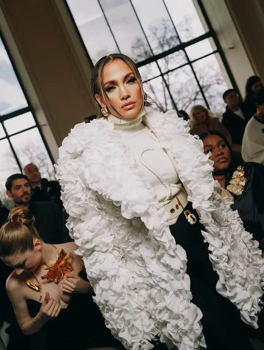 Jaket putih ini dipadukan dengan sweater turleneck dan high waisted legging hitam [@jlo]