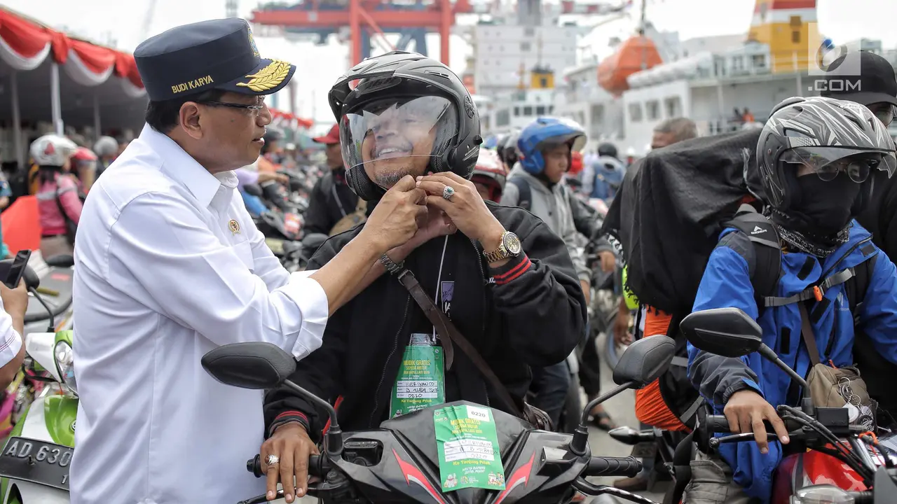 Menteri Perhubungan, Budi Karya Sumadi sambut peserta mudik gratis