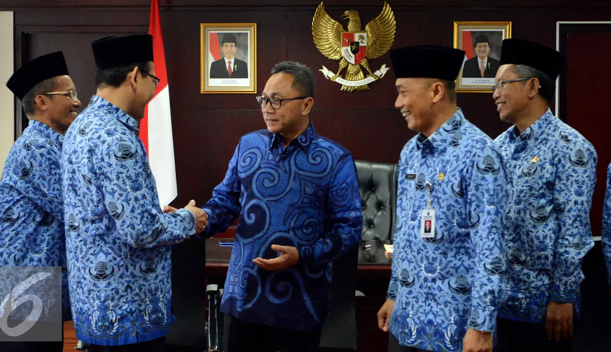 Ketua MPR Zulkifli Hasan menerima kunjungan Korps Pegawai Negeri (Korpri) Nasional di Komplek Parlemen, Jakarta, Selasa (9/8). Kedatangan Korpri untuk meminta kejelasan tentang pernyataan perilaku PNS oleh Zulkifli (Liputan6.com/Johan Tallo)