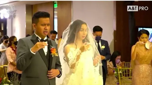 7 Momen Pemberkatan Nikah Joshua Seherman dan Clairine Clay yang Bikin Penonton Haru