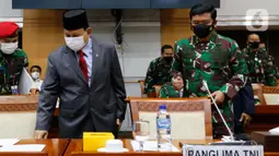 Menteri Pertahanan Prabowo Subianto (kiri) bersama Panglima TNI Marsekal Hadi Tjahjanto bersiap mengikuti rapat kerja dengan Komisi I DPR di kompleks parlemen, Senayan, Jakarta, Rabu (2/6/2021). Rapat kerja ini membahas Pemenuhan Kebutuhan Alpalhankam. (Liputan6.com/Angga Yuniar)