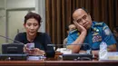 Menteri Kelautan dan Perikanan, Susi Pudjiastuti (kiri) bersama KSAL Laksamana Ade Supandi terlihat hadir dalam ratas yang membahas sektor kelautan dan perikanan di Kantor Istana Kepresidenan, Jakarta, Senin (13/4/2015). (Liputan6.com/Faizal Fanani)