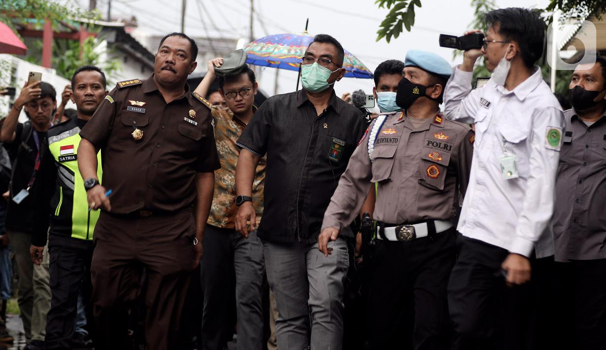 Perwakilan Pengadilan Negeri Jakarta Selatan dan Jaksa Penuntut Umum meninjau Tempat Kejadian Perkara (TKP) kasus dugaan pembunuhan berencana Brigadir Nofriansyah Yosua Hutabarat alias Brigadir J di Kompleks Perumahan Polri Duren Tiga, Rabu (4/1/2023).  Di bawah hujan deras, berjalan kaki menuju Kompleks perumahan Polri Duren Tiga Nomor 46 RT 05 RW 01 Kelurahan Duren Tiga, Kecamatan Pancoran. (Liputan6.com/Johan Tallo)