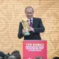 Presiden Rusia Vladimir Putin dan Presiden FIFA, Gianni Infantino bersiap menaruh trofi Piala Dunia dalam pembukaan upacara  "FIFA World Cup Trophy Tour" di stadion Luzhniki di Moskow (9/9). (AFP Photo/Mladen Antonov) 