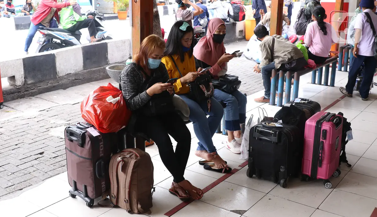 Calon pemudik menunggu pemberangkatan di Terminal Kalideres, Jakarta Barat, Kamis (30/7/2020). Libur Idul Adha dimanfaatkan banyak masyarakat untuk mudik ke kampung halaman. (Liputan6.com/Angga Yuniar)