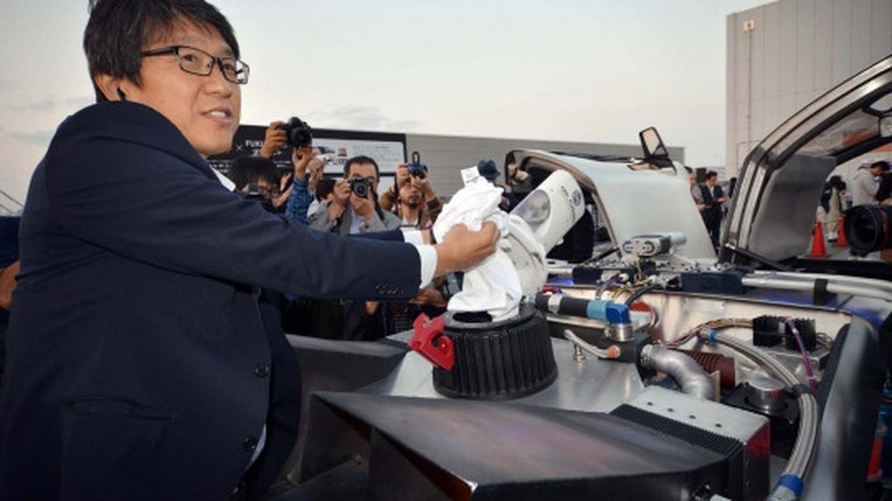 Keren, mobil berbahan baju bekas ala film Back to the Future
