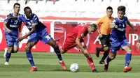 Striker Persija Jakarta, Silvio Escobar, berusaha melewati kepungan pemain Becamex Binh Duong pada laga Piala AFC di SUGBK, Jakarta, Selasa (26/2). Kedua klub bermain imbang 0-0. (Bola.com/M. Iqbal Ichsan)