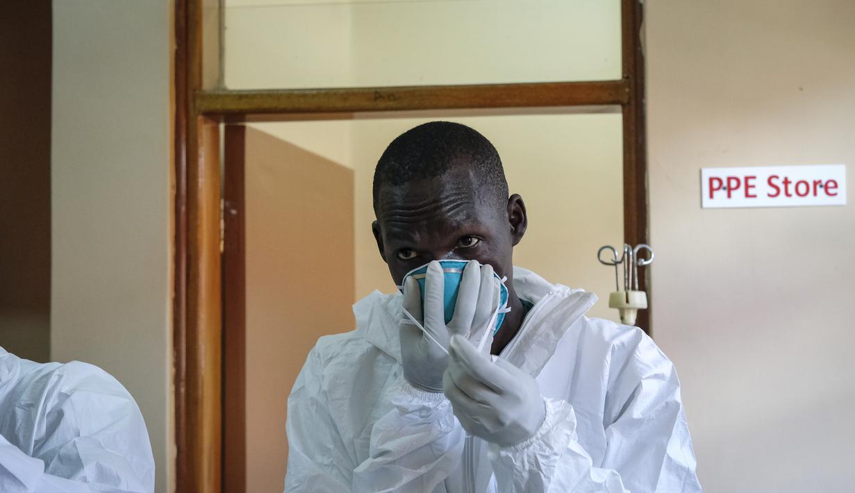 Seorang dokter mengenakan peralatan pelindung saat ia bersiap untuk mengunjungi seorang pasien yang melakukan kontak dengan korban Ebola, di bagian isolasi Rumah Sakit Rujukan Regional Entebbe di Entebbe, Uganda Kamis, 20 Oktober 2022. Pejabat WHO mengatakan pada Kamis (20/10), Wabah Ebola di Uganda berkembang pesat dalam sebulan yang membuat situasi yang sulit bagi petugas kesehatan di lapangan. (AP Photo/Hajarah Nalwadda)