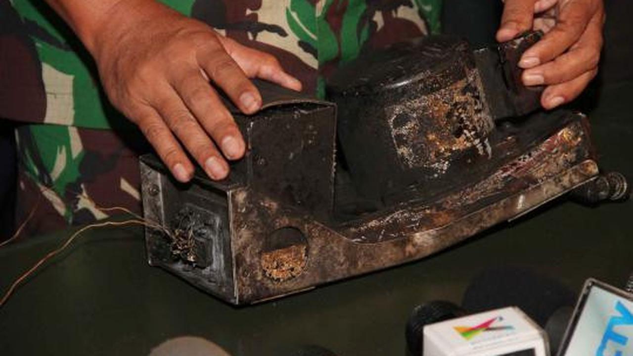 Anggota Kopassus menemukan Black Box pesawat Sukhoi SJ 100  yang jatuh 
