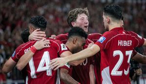 Para pemain Timnas Indonesia merayakan gol yang dicetak Ole Lennard Romeny ke gawang China dalam laga Kualifikasi Piala Dunia 2026 zona Asia di Stadion Utama Gelora Bung Karno (SUGBK) Senayan, Jakarta, Kamis (5/6/2025). (Bola.com/Bagaskara Lazuardi)