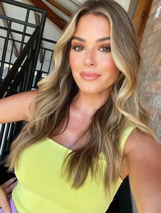 Rambut Highlight Blonde Joelle Fletcher (Instagram @JOELLE_FLETCHER)