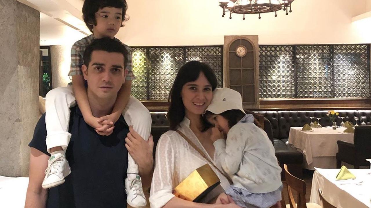 Potret harmonis keluarga Fachri Albar dan Renata Kusmanto