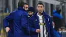 Striker Juventus, Cristiano Ronaldo (kanan) tampak kecewa usai ditarik keluar dalam laga leg pertama semifinal Coppa Italia 2020/21 melawan Inter Milan di San Siro Stadium, Milan, Selasa (2/2/2021). (AFP/Miguel Medina)