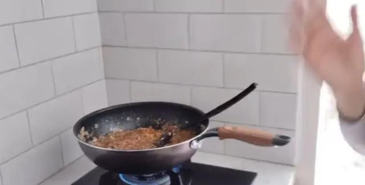 7 Potret Dapur Rumah Venna Melinda, Minimalis dan Elegan