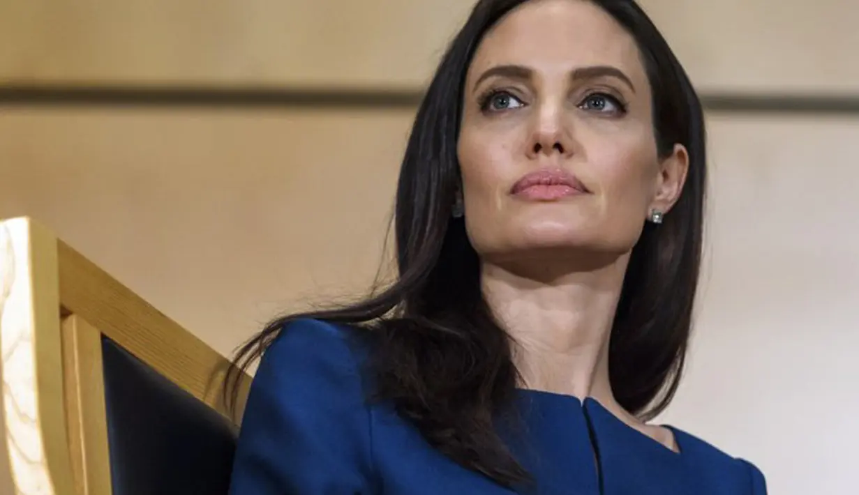 Setiap manusia pasti memiliki sosok yang menjadi inspirasi di dalam kehidupannya. Seperti halnya Angelina Jolie yang sangat mengidolakan sang ibu dan menjadikannya panutan dalam kehidupannya. (AFP/Bintang.com)