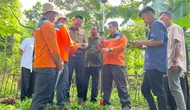 Menteri ATR/BPN, Agus Harimurti Yudhoyono (AHY) meninjau pengukuran batas di Tapos, Depok. (Liputan6.com/Dicky Agung Prihanto)