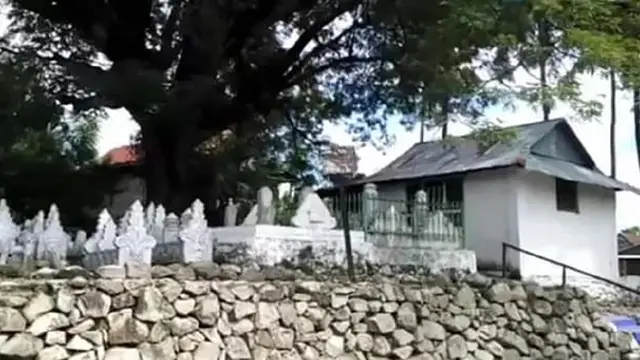 Syech Bojo, penyiar agama Islam di Sidrap dimakamkan tepat di area belakang masjid tua (Liputan6.com/ Eka Hakim)