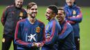 Para pemain Spanyol bercanda saat mengikuti sesi latihan tim di Solna, Swedia (14/10/2019). Spanyol akan bertanding melawan Swedia pada Grup F Kualifikasi Piala Eropa 2020 di Stadion Friends Arena. (AFP Photo/Jonathan Nackstrand)