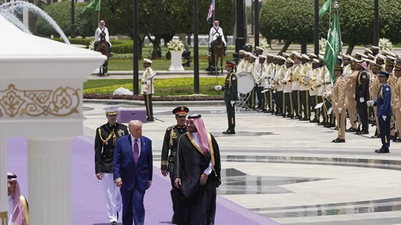 Presiden Amerika Serikat Donald Trump berjalan bersama Putra Mahkota Arab Saudi Mohammed bin Salman selama upacara penyambutannya di Riyadh, Selasa (13/5/2025).