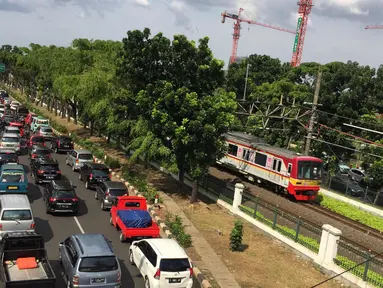 Suasana kemacetan di kawasan Tanjung Barat, Jakarta Selatan, Senin (1/1). Tingginya volume kendaraan menyebabkan Jakarta tetap mengalami kemacetan meskipun pada saat libur Tahun Baru. (Liputan6.com/Immanuel Antonius)