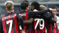 Gelandang AC Milan, Franck Kessie mencetak gol ke gawang Torino lewat eskekusi penalti dalam lanjutan Liga Italia Serie A 2020/2021. (AP Photo/Antonio Calanni)