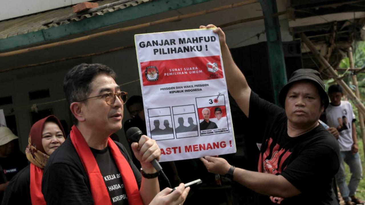Ketua Tim Pemenangan Nasional Capres nomor urut 3, Arsjad Rasjid didampingi Wakil Ketua TPN Mustar Bona Ventura menggaungkan program unggulan Ganjar-Mahfud ke 2 desa di Kabupaten Karawang, Jawa Barat, Sabtu (23/12/2023).