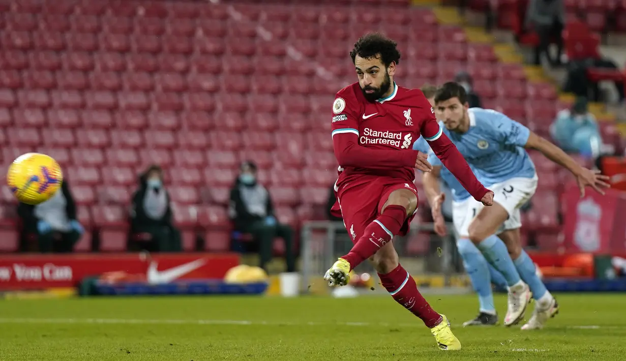 Gelandang Liverpool, Mohamed Salah mencetak gol melalui eksekusi penalti ke gawang Manchester City dalam laga lanjutan Liga Inggris 2020/21 pekan ke-23 di Anfield Stadium, Minggu (7/2/2021). Liverpool kalah 1-4 dari Manchester City. (AFP/Tim Keeton/Pool)