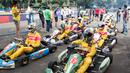 Para pebalap dari tim Jagonya Ayam dan media bersiap mengikuti balap gokar di Sirkuit Sentul, Bogor, Sabtu (9/4/2016). Acara ini merupakan rangkaian media gathering dari tim Jagonya Ayam. (Bola.com/Vitalis Yogi Trisna)