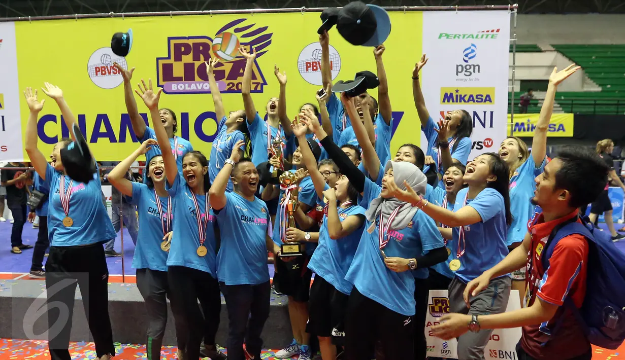 Pemain dan tim voli Jakarta Elektrik PLN merayakan kemenangan usai mengalahkan Jakarta Pertamina Energi di Grand Final Proliga 2017 di GOR Among Rogo, Yogyakarta (23/4). Mereka unggul 3-2 (25-20, 24-26, 25-22, 18-25, 15-11). (Liputan6.com/Johan Tallo)
