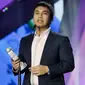 Raditya Dika mendapatkan 3 penghargaan kategori dan nominasi Indonesia Social Media Awards 2016, Jakarta, Selasa (1/11). Penghargaan ini hadir untuk memberikan apresiasi bagi mereka yang punya pengaruh besar di dunia maya. (Liputan6.com/Yoppy Renato)