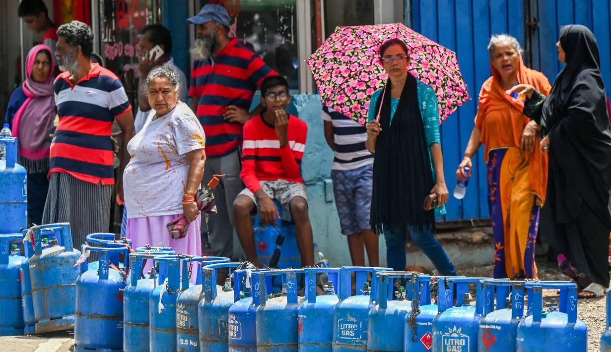 Warga mengantre untuk membeli gas LPG di sebuah depo penjualan di tengah krisis ekonomi yang melanda di Kota Kolombo, Sri Lanka, Senin (23/5/2022). Kolombo, Sri Lanka tengah menghadapi kekurangan gas yang meluas. (AFP/ISHARA S. KODIKA)
