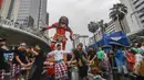 Warga mengarak ogoh-ogoh saat pawai budaya di kawasan Bundaran Hotel Indonesia, Jakarta, Minggu (8/3/2026). Pemerintah Provinsi DKI Jakarta menggelar Festival Pawai Ogoh-ogoh 2026 di kawasan Bundaran Hotel Indonesia, Jakarta Pusat. (merdeka.com/Arie Basuki)