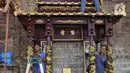 Menyambut menyambut perayaan Tahun Baru Imlek 2576 Kongzili yang jatuh pada 29 Januari 2025, Vihara Amurva Bhumi, Jakarta melakukan ritual bersih-bersih. (Liputan6.com/Angga Yuniar)