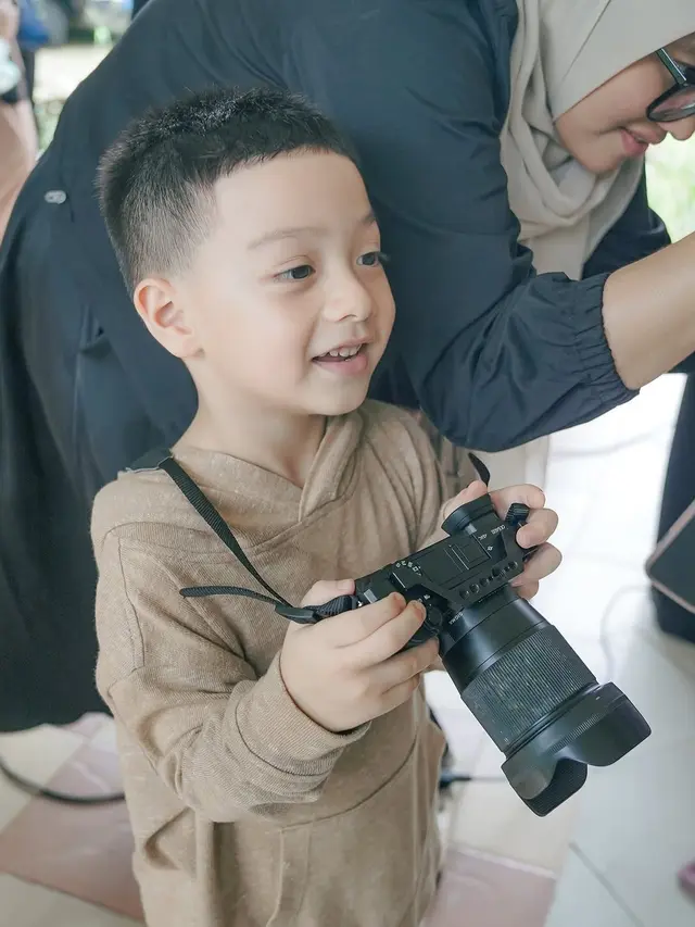 6 Momen Hangat di Balik Pemotretan Keluarga Irish Bella, Kompak dengan Anak