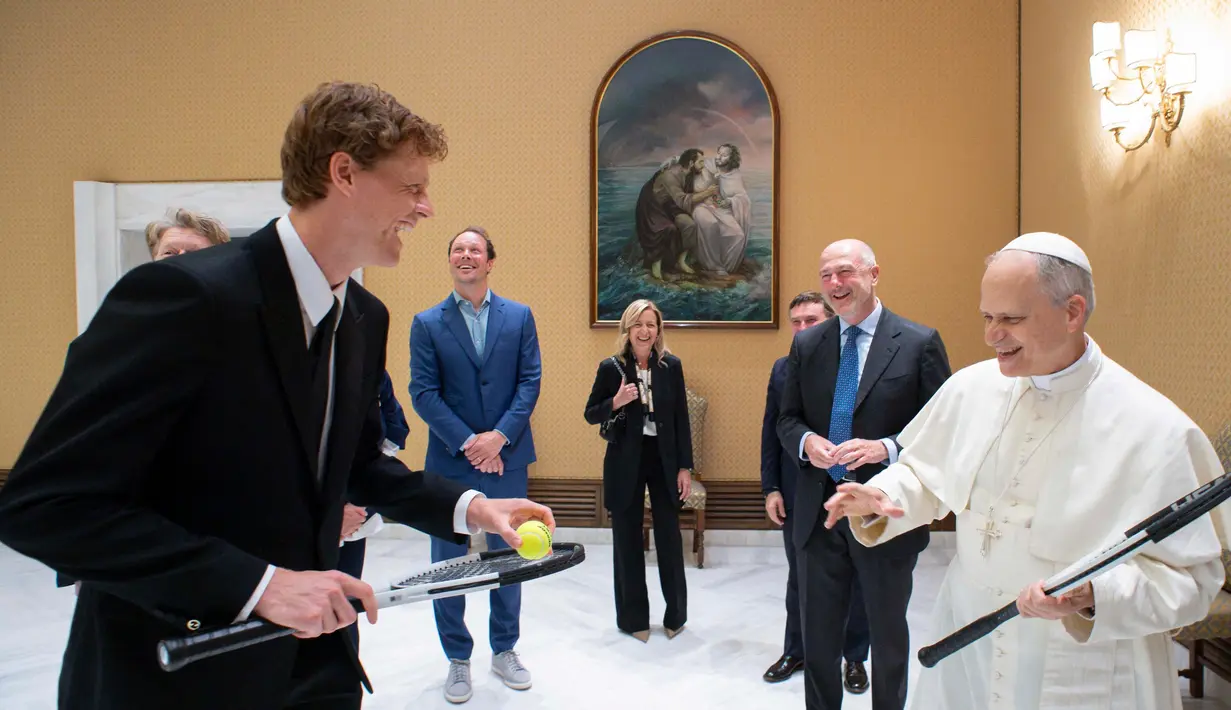 Jannik Sinner hadir didampingi keluarganya serta Presiden Federasi Tenis Italia, Alberto Binaghi. (Handout/VATICAN MEDIA/AFP)