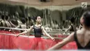 Para pebalet menunjukkan penampilan terbaiknya saat latihan jelang Bandung International Dance Competition di studio Cicila Ballet School, Kemanggisan, Jakarta, Minggu (16/9). (Liputan6.com/Fery Pradolo)