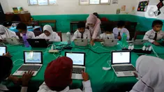 Sejumlah siswa SDN Pondok Petir 01 mengikuti Asesmen Nasional Berbasis Komputer (ANBK) di Depok, Jawa Barat, Selasa (4/10/2022). Dinas Pendidikan Kota Depok Bidang Pembinaan SD mensosialisasikan ANBK. (merdeka.com/Arie Basuki)