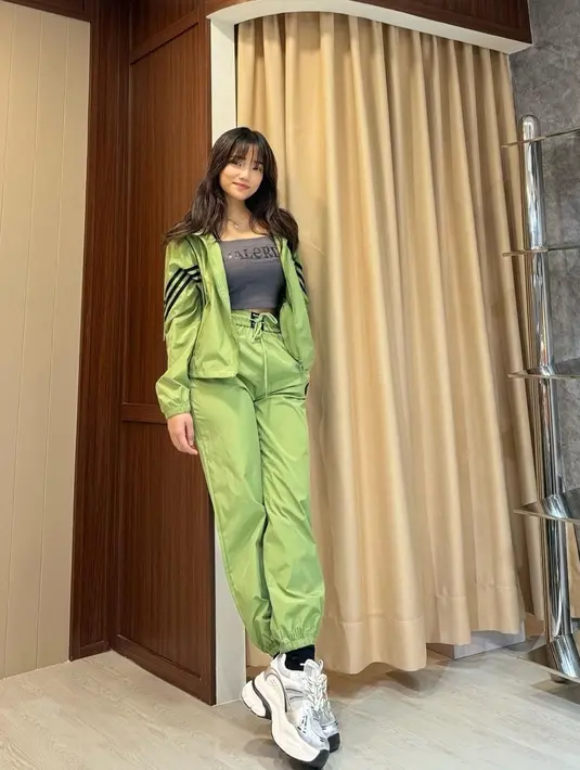 Tak berbeda jauh dengan outfit pertama, makeup Fuji di outfit kedua juga tampil flawless