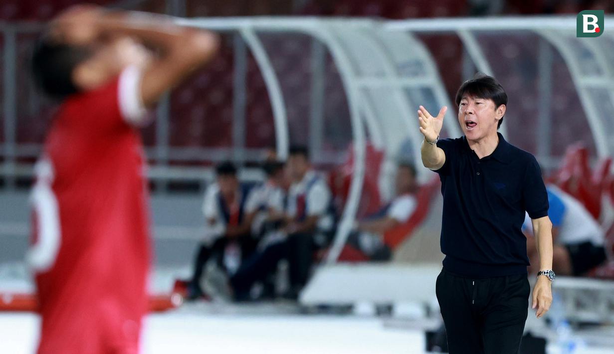 Pelatih Timnas Indonesia U-20, Shin Tae-yong, saat melawan Guatemala pada laga turnamen mini di Stadion Utama Gelora Bung Karno (SUGBK), Selasa (21/2/2023). Pasukan Shin Tae-yong menelan kekalahan beruntun pada ajang yang jadi persiapan menuju Piala Asia U-20 2023. (Bola.com/M Iqbal Ichsan)