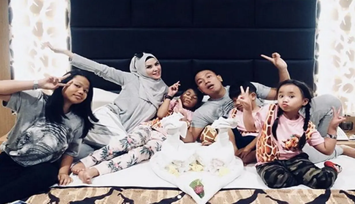 Sekedar mengingatkan, Vicky Prasetyo dan Angel Lelga meresmikan hubungannya pada 9 Februari 2018 silam. Pernikahan mewah di gelar dengan menghabiskan biaya hingga miliaran rupiah. (instagram/vickyprasetyo777)