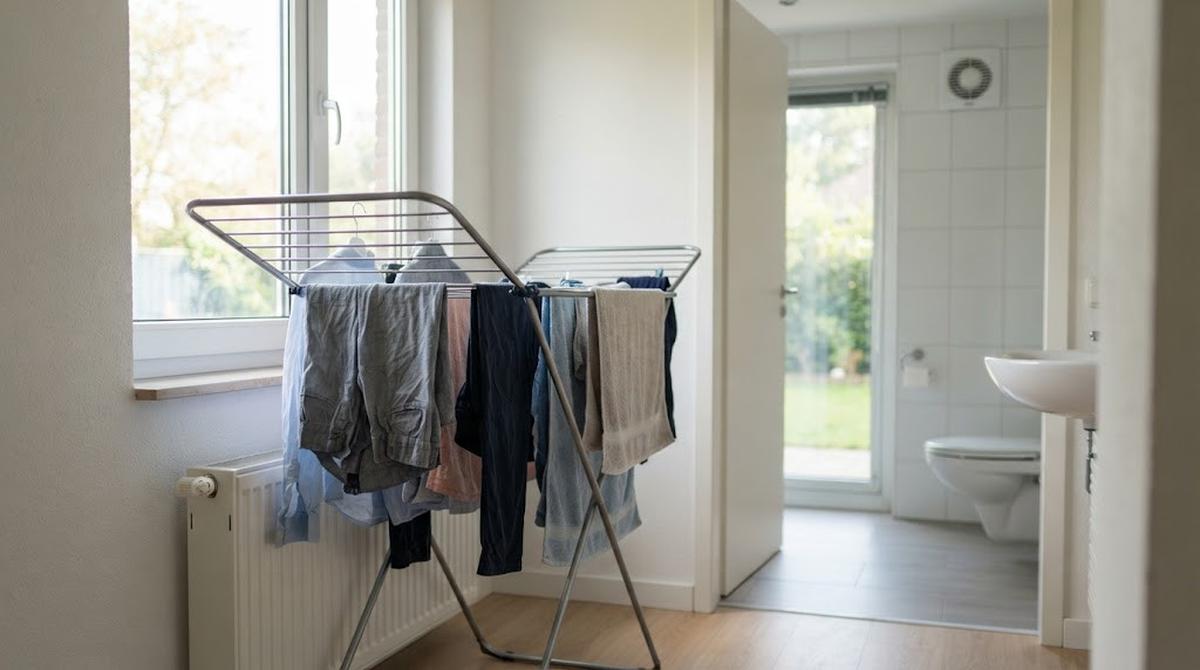 Cara Mengeringkan Pakaian di Dalam Rumah Tanpa Membuat Kamar Bau Apek