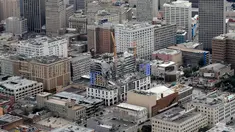 Gambar udara memperlihatkan bangunan Hard Rock Hotel yang tengah dibangun runtuh di pusat kota New Orleans, Sabtu (12/10/2019). Setidaknya satu orang tewas dan 18 lainnya terluka akibat insiden ini. (AP Photo/Gerald Herbert)