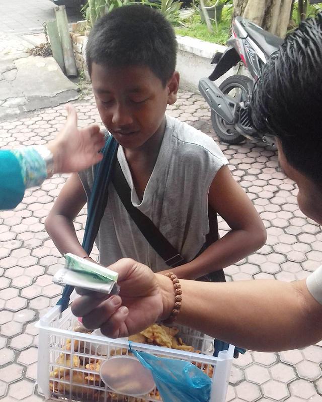 I Putu berjualan pisang goreng/copyright KapanLagi.com/instagram.com/chandra_wisnawa