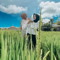 Potret kedekatan Nathalie dengan Putri Delina beberapa kali dipamerkan dalam setiap postingan Instagram. (Foto: instagram.com/@nathalieholscher)