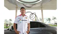 Pebalap Rio Haryanto mengunjungi redaksi Bola.com, Liputan6.com dan SCTV di SCTV Tower, Jakarta, Jumat (31/7). Pebalap yang kini berada di peringkat dua klasemen GP2 itu mengisi jeda balapan dengan berlibur di Indonesia. (Bola.com/Vitalis Yogi Trisna)