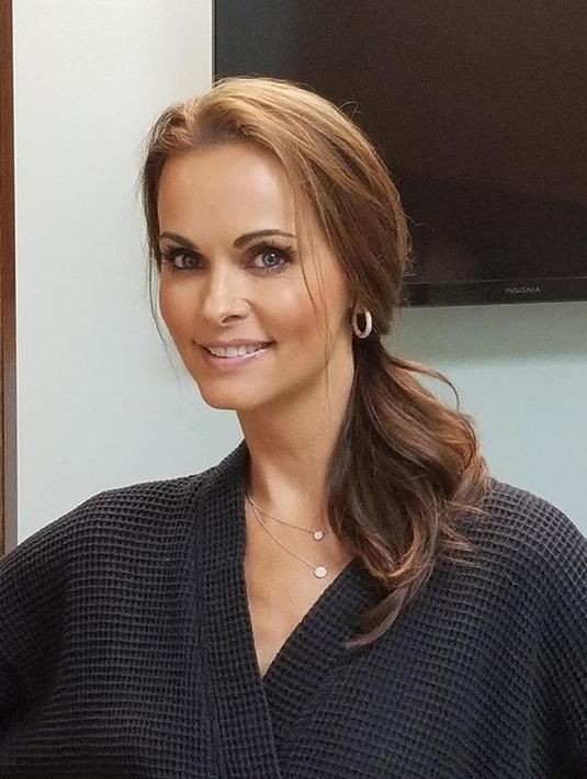 Gaya mantan model majalah Playboy, Karen McDougal. Karen dan Presiden AS Donald Trump berhubungan selama sembilan bulan dan banyak menghabiskan waktu bersama juga terus berkomunikasi via telepon. (Instagram/karenmcdougal)