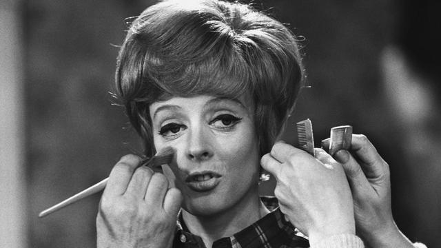 Maggie Smith pada 1968. (AP Photo/Bob Dear, File)